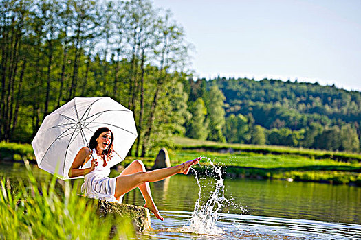 高兴,浪漫,坐,女人,湖,溅,水,拿着,伞,穿,白色长裙
