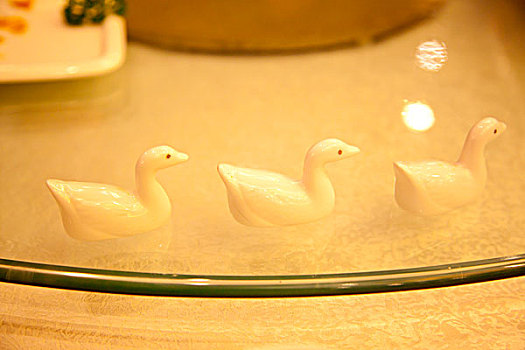 三只陶瓷制作的鸭型筷子托排成一行