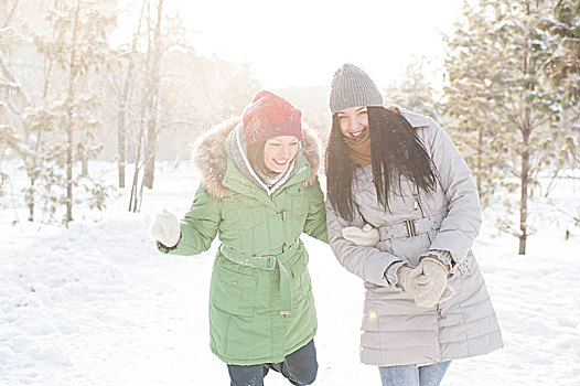 两个女孩,走,树林,积雪