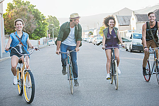 朋友,骑,自行车,排列,街上