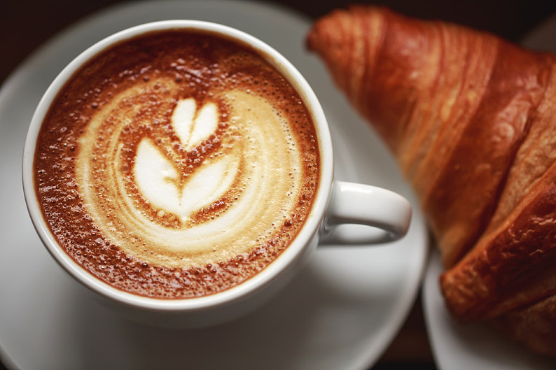 卡布奇诺_漂亮_泡沫_白色_杯子_木质_拿铁咖啡_艺术_微距_俯视_高清