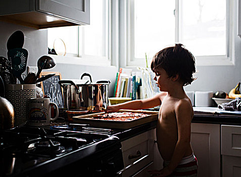 孩子,男孩,站立,厨房,接触,烤盘,满,食物