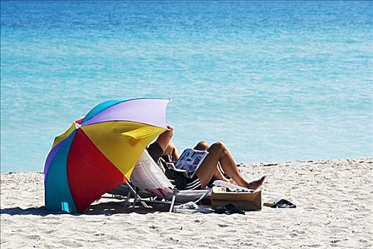 两个人,海滩伞,迈阿密,佛罗里达,美国