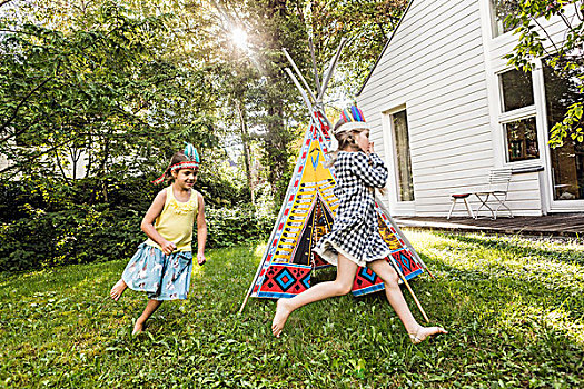 两个女孩,美洲印地安人,头饰,跑,圆锥形帐篷,花园