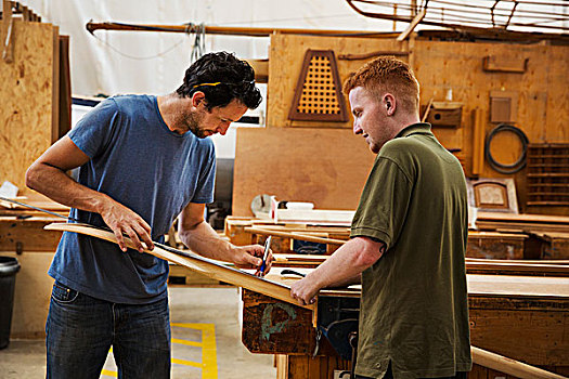 两个男人,站立,工作台,工作间,工作,块,木头