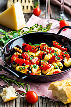 意大利汤团,西红柿,橄榄,新鲜,药草,锅