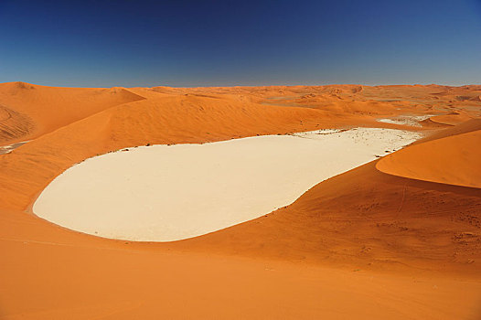 盐磐,沙丘,索苏维来地区,纳米比诺克陆夫国家公园,纳米比亚,非洲