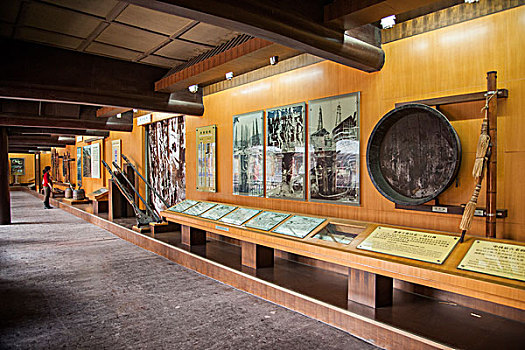 四川自贡市盐业历史博物馆展示的自贡盐业历代凿井,打井,采卤使用的各种各样工具