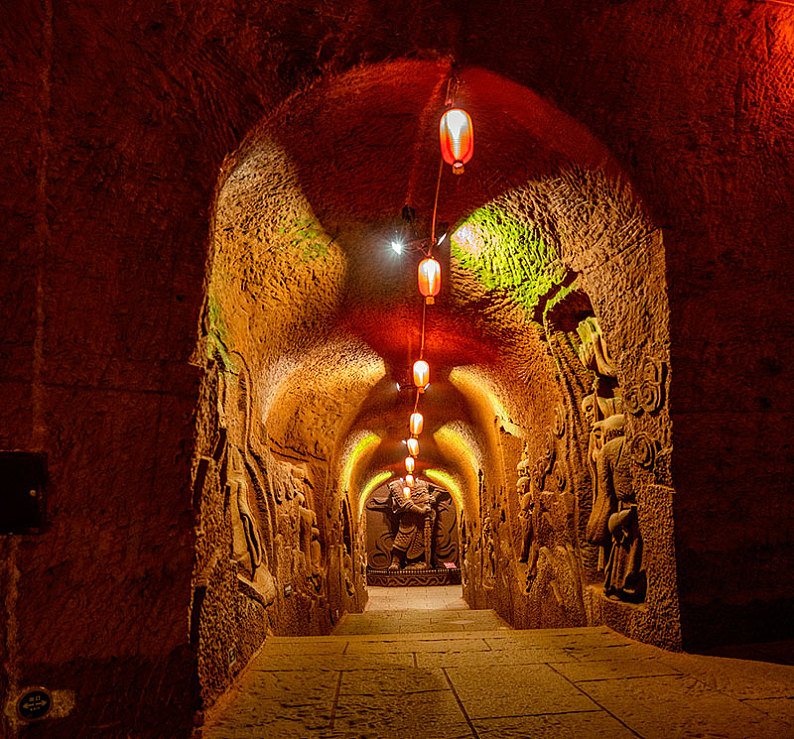 四川省乐山市乐山大佛景区东方佛都地宫万佛洞摩崖造像_高清图片_全景