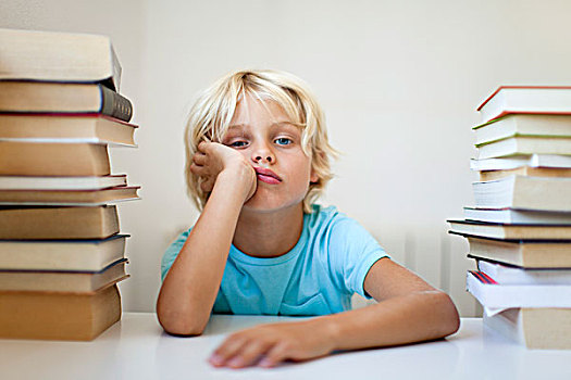 男孩,坐,两个,堆积,书本,无聊,表情