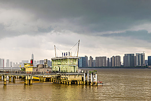 杭州钱塘江与城市建筑风光码头