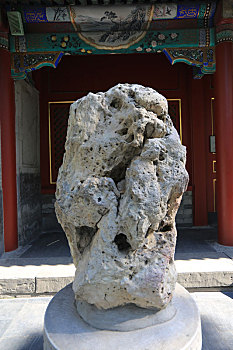 北京皇家园林颐和园玉澜门前子母石
