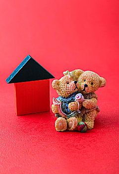 幸福小熊结婚证和积木搭建的房屋
