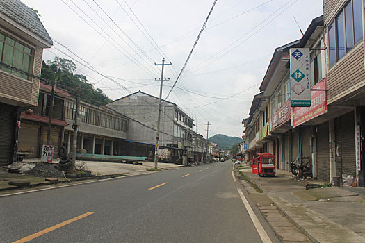 去芦山龙门古镇的路