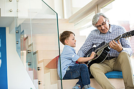 爷爷,弹吉他,孙子,楼梯
