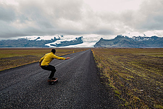 后视图,中年,男人,滑板,积雪,山脉,冰岛