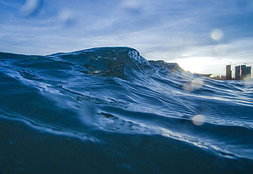 海浪,浪花,波浪,水浪,波纹,浪潮,浪,海洋,大海,海,海水,海平面,起伏,波幅,水,溅,蓝色,深蓝,冷色,移动,动感,流动,流线,纯,特写,蓝天,白云