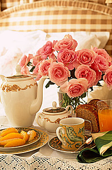 早餐,托盘,水果,吐司,果汁,茶壶,杯碟,玫瑰,花瓶