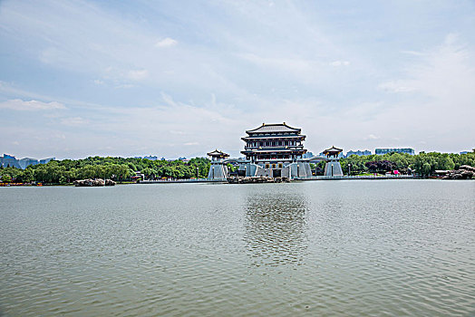 陕西省西安大唐芙蓉园芙蓉湖上远眺紫云楼