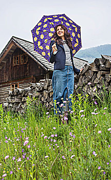 女人,正面,阿尔卑斯小屋,穿,毛织品,西装上衣,粗斜纹棉布,铅笔,裙子,拿着,伞