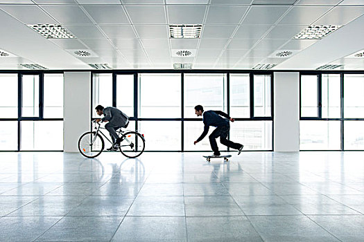 一个,商务人士,骑自行车,滑板