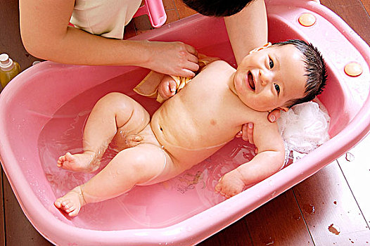 浴盆里的淘气男婴