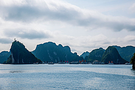 越南广宁鸿基市下龙湾海上石林