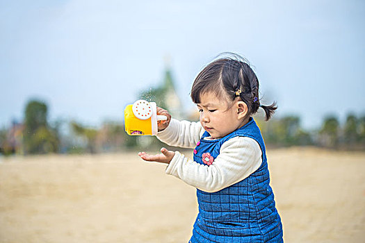 沙滩上嬉戏的小女孩