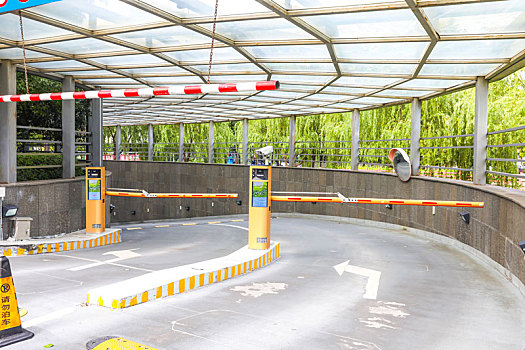 辦公樓地下車庫的入口閘機