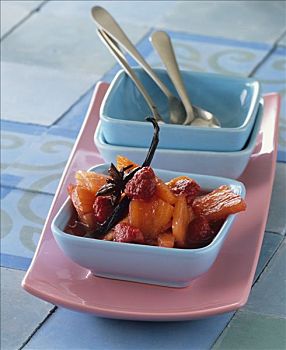 杏,菠萝,树莓果盘,小碗