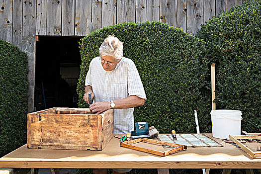 老人,制作,木质,板条箱,花园