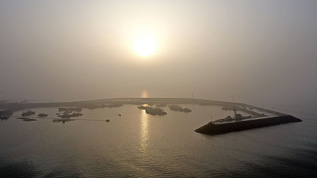 山东省日照市,晨雾里的渔码头渐渐苏醒,渔民准备出海迎接新生活