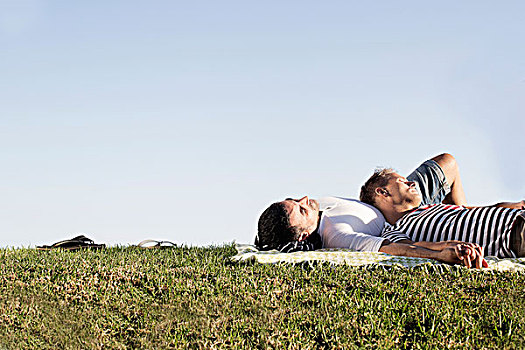 成年,雄性,情侣,躺着,野餐毯,公园