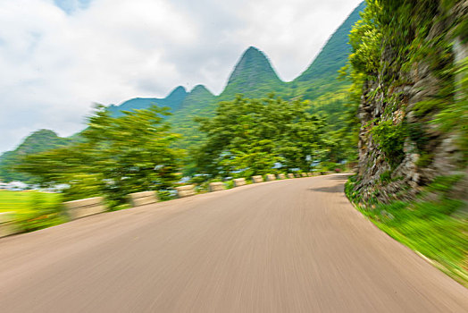 奔驰在动感的山路