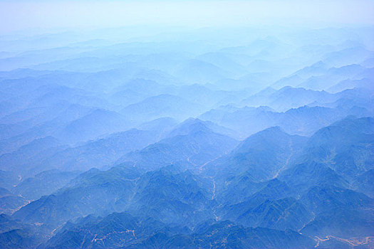 在重庆至北京的航线上看晨曦中的山峦