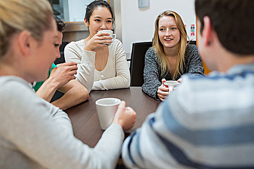 学生,坐,桌子,喝咖啡,交谈