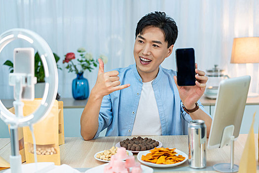 年輕男士在家直播