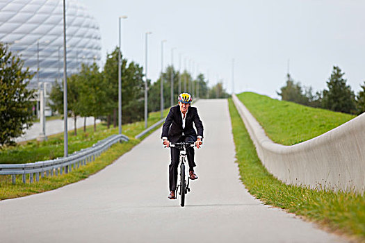 商务人士,骑自行车,城市公园