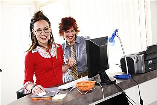 职业女性,电脑,旁侧