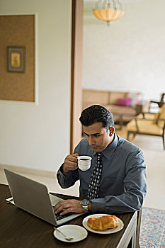 印度,商务人士,在家,笔记本电脑,喝咖啡