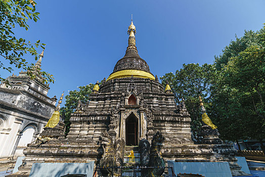 泰国清迈老城寺庙里古老的佛塔