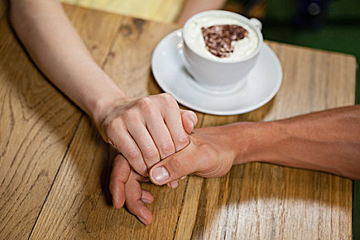 俯拍,情侣,握手,咖啡杯,桌上