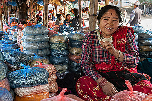 尼泊尔人,女人,市场货摊,销售,豆类,尼泊尔,亚洲