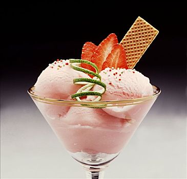 草莓,圣代冰淇淋,威化脆皮