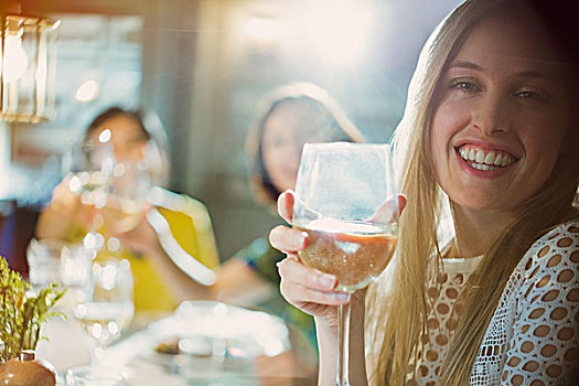 头像,微笑,女人,喝,白葡萄酒,就餐,餐厅桌子