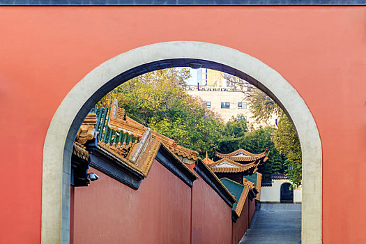 拱门内的琉璃瓦红墙建筑,南京朝天宫景区