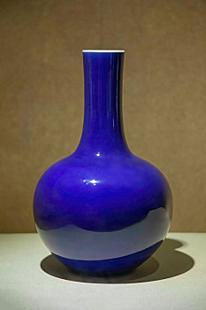 霁蓝釉天球瓶