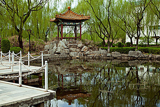 中國古典園林湖泊中的石板橋和涼亭