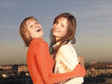 两个女人,搂抱,笑