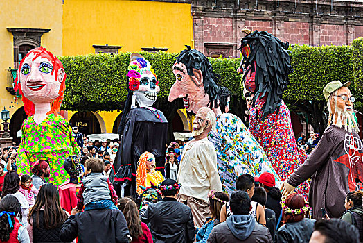 巨大,木偶,人群,人,街上,圣麦克,天使长,节日,队列,圣米格尔,墨西哥